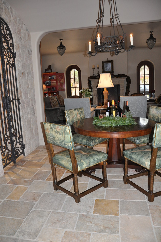 Aménagement d'une salle à manger ouverte sur la cuisine méditerranéenne de taille moyenne avec un mur beige et un sol en calcaire.