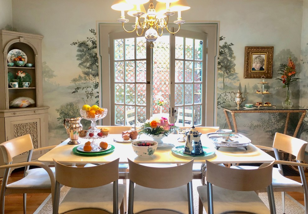 Aménagement d'une salle à manger ouverte sur la cuisine classique de taille moyenne avec un mur multicolore, parquet clair et un sol orange.