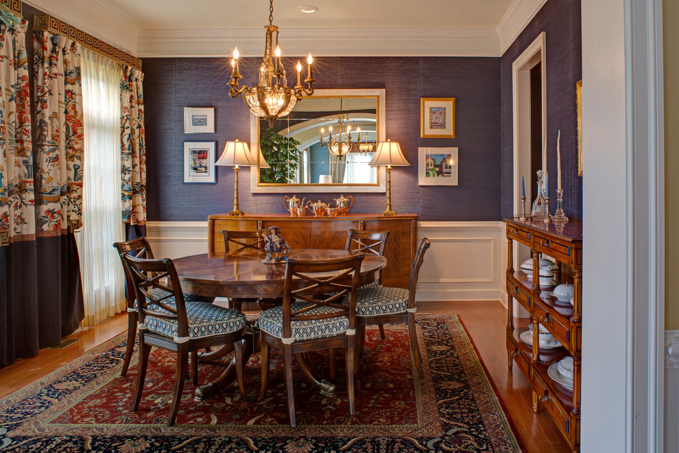Exemple d'une grande salle à manger chic avec un mur bleu, un sol en bois brun et aucune cheminée.