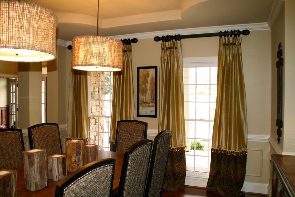 This is an example of a classic dining room in Atlanta.