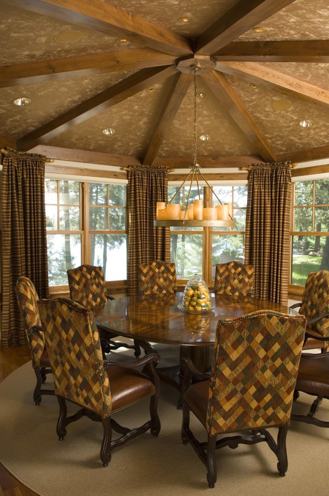 Exemple d'une salle à manger montagne avec parquet foncé.