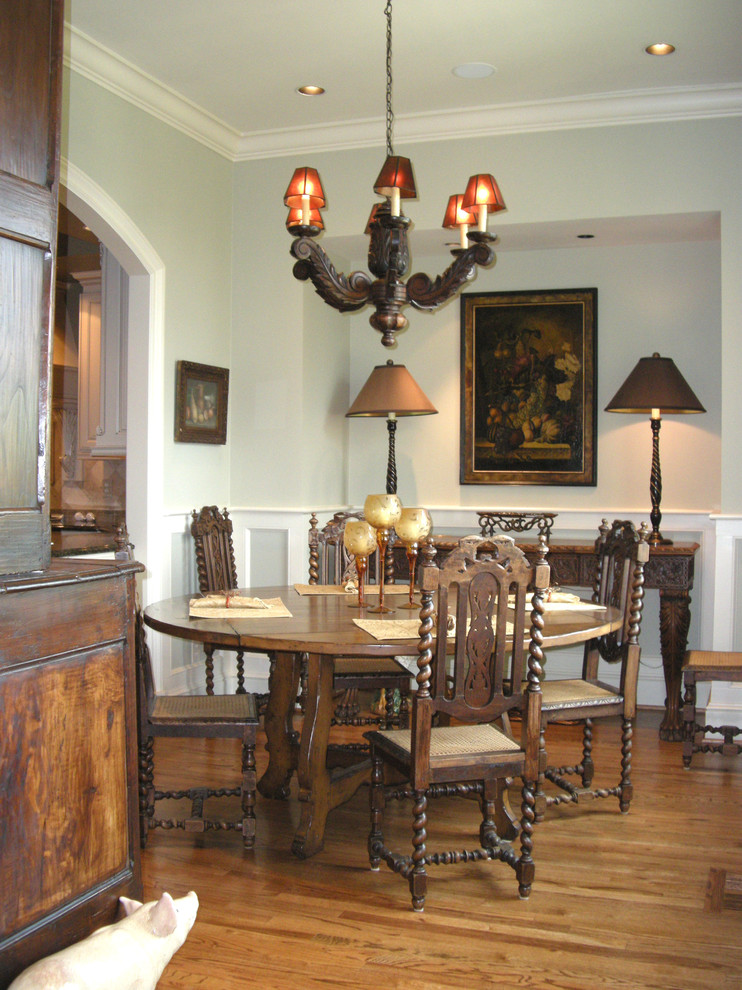 Ispirazione per una sala da pranzo bohémian con pareti grigie e pavimento in legno massello medio