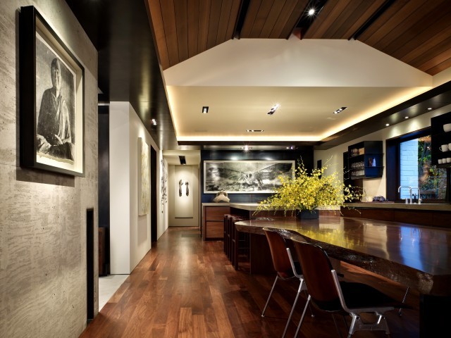 Foto de comedor de cocina actual grande sin chimenea con paredes grises, suelo de madera en tonos medios y suelo marrón