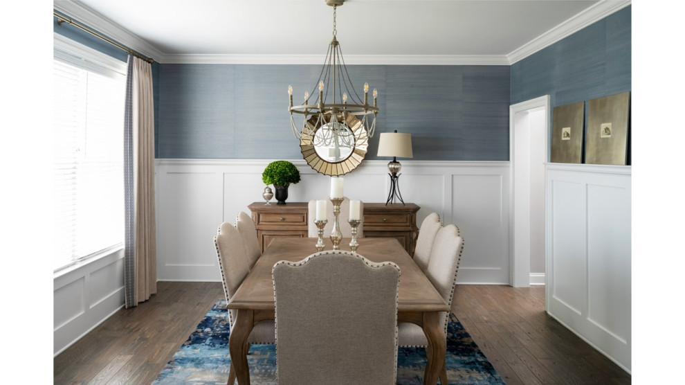 Источник вдохновения для домашнего уюта: большая отдельная столовая в классическом стиле с синими стенами, темным паркетным полом и коричневым полом без камина