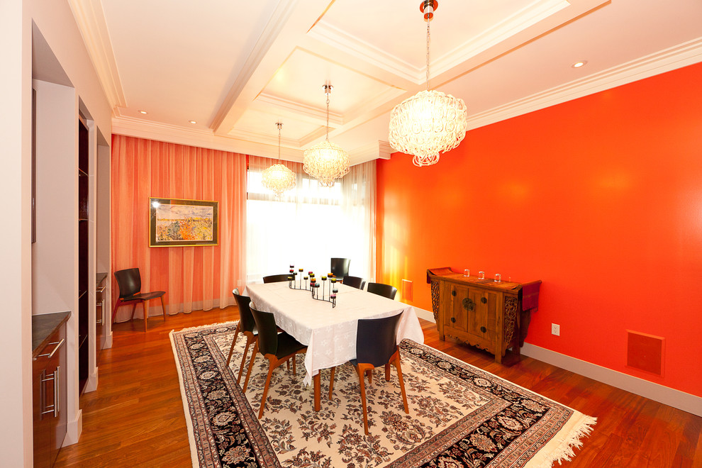 Modernes Esszimmer mit oranger Wandfarbe in Edmonton