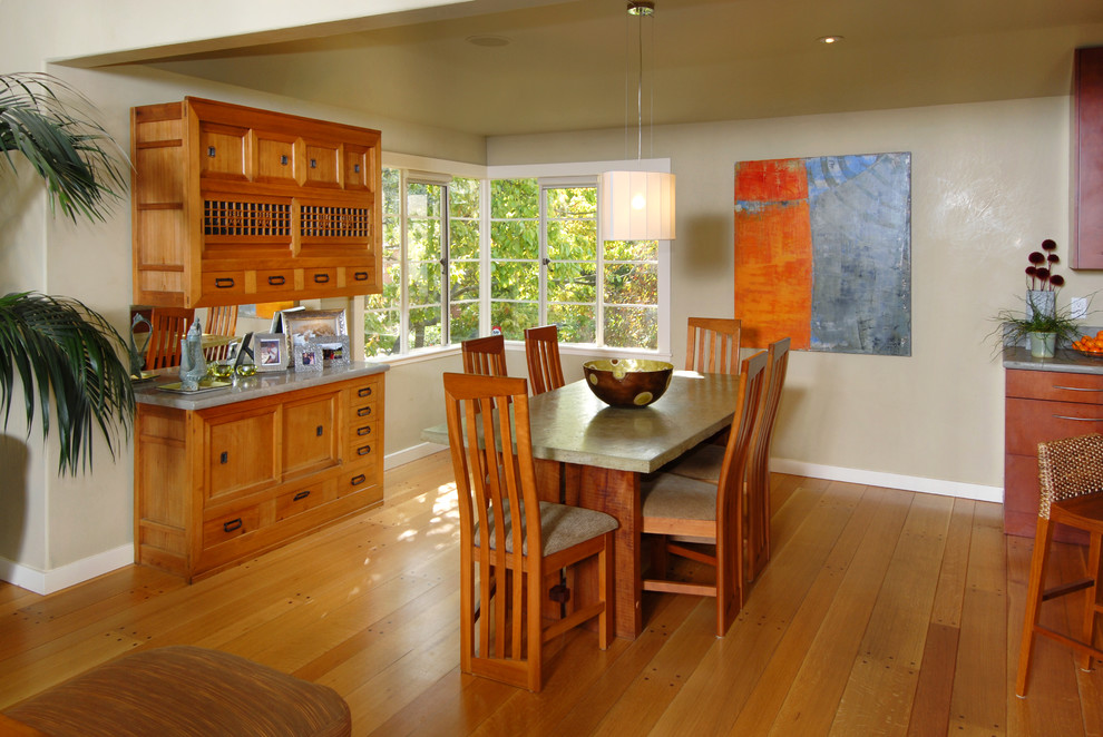 Idées déco pour une salle à manger ouverte sur la cuisine contemporaine avec un mur beige et un sol en bois brun.