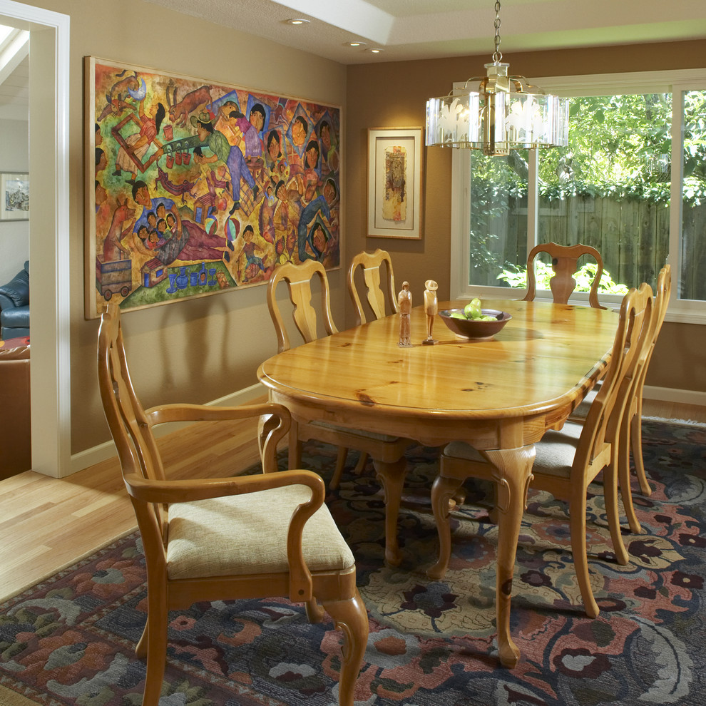 Esempio di una sala da pranzo tradizionale chiusa con pareti marroni e pavimento in legno massello medio