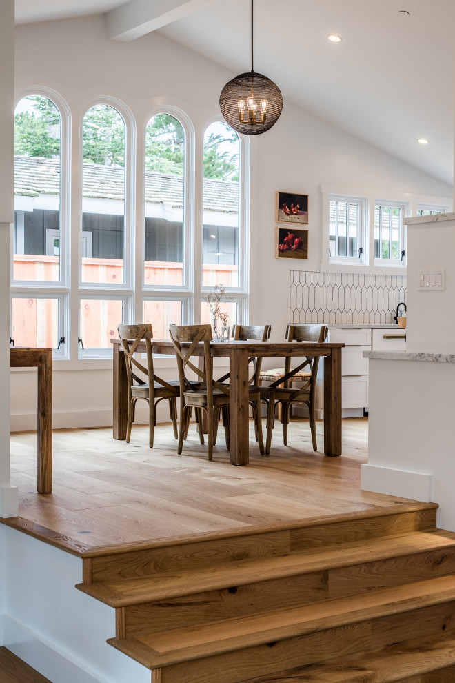 На фото: кухня-столовая среднего размера в стиле неоклассика (современная классика) с белыми стенами, паркетным полом среднего тона, коричневым полом и сводчатым потолком