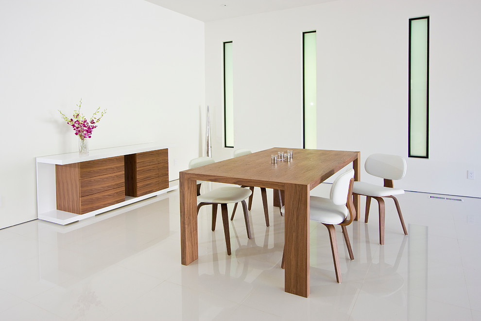 Ispirazione per una sala da pranzo aperta verso la cucina minimal di medie dimensioni con pareti bianche e pavimento in marmo