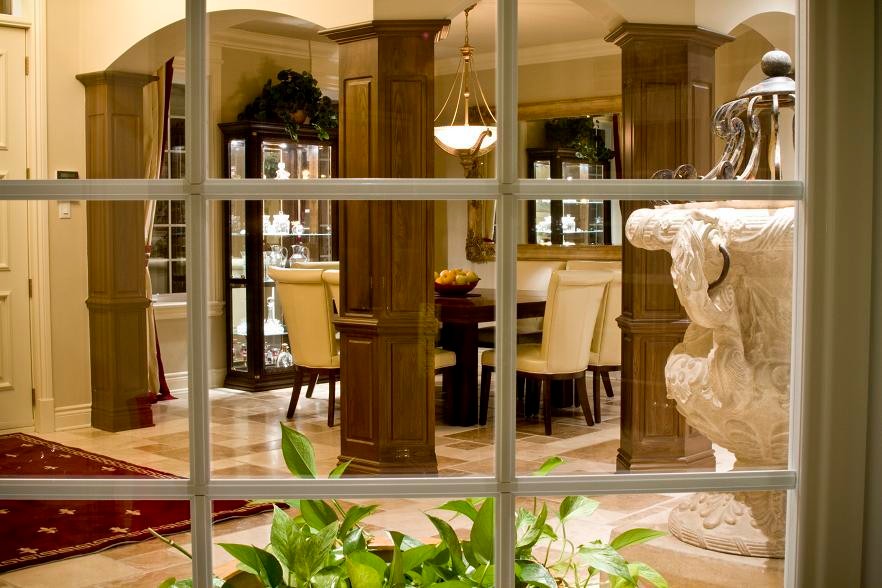 Свежая идея для дизайна: гостиная-столовая среднего размера в классическом стиле с полом из керамической плитки - отличное фото интерьера