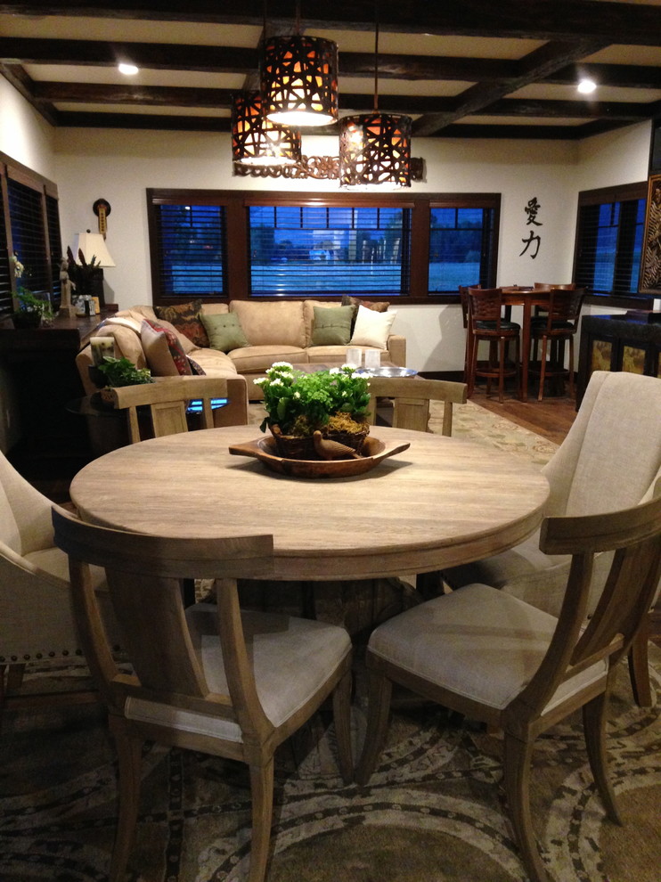 Foto di una sala da pranzo aperta verso la cucina country di medie dimensioni con pareti beige e parquet scuro