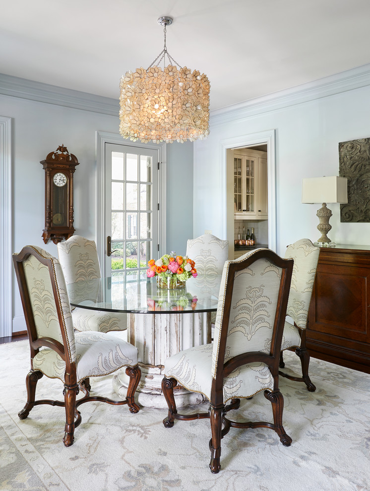 Cette image montre une salle à manger ouverte sur le salon traditionnelle de taille moyenne avec un mur bleu, moquette, un sol blanc, aucune cheminée et éclairage.