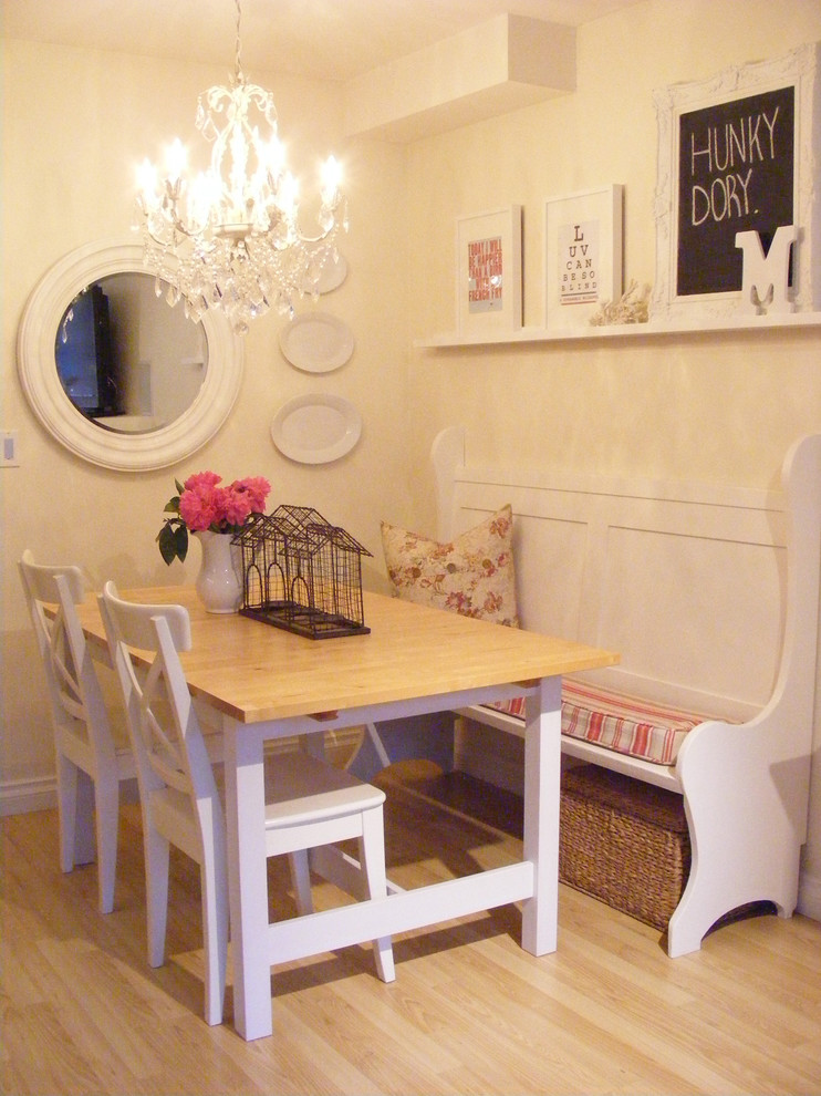 Immagine di una sala da pranzo stile shabby con pareti beige e pavimento in legno massello medio