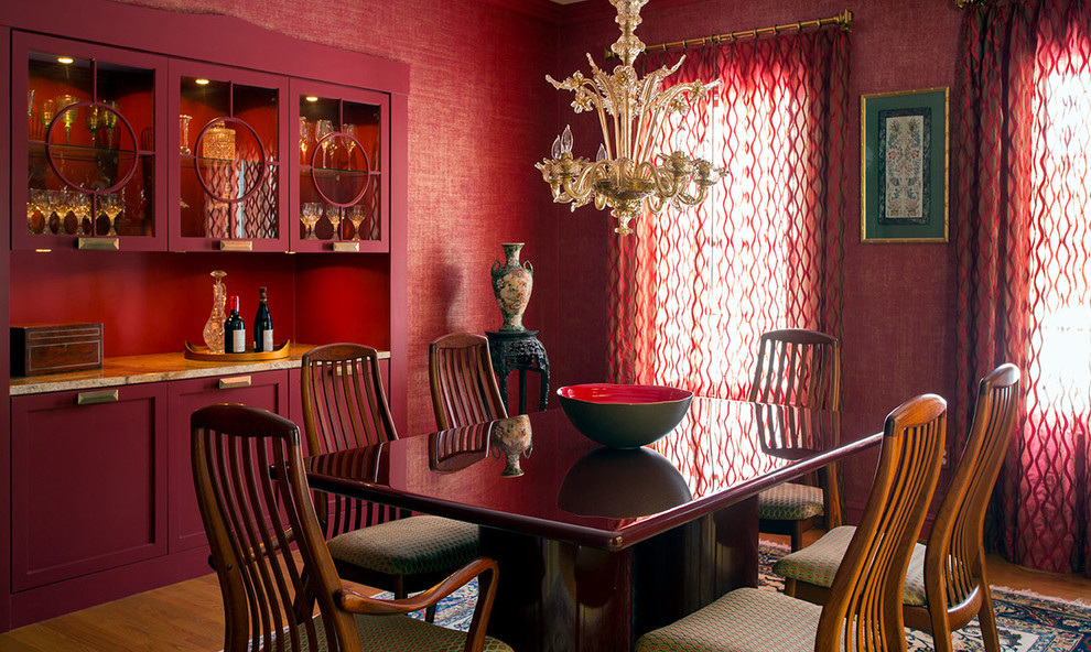 Пример оригинального дизайна: столовая среднего размера в стиле неоклассика (современная классика) с красными стенами