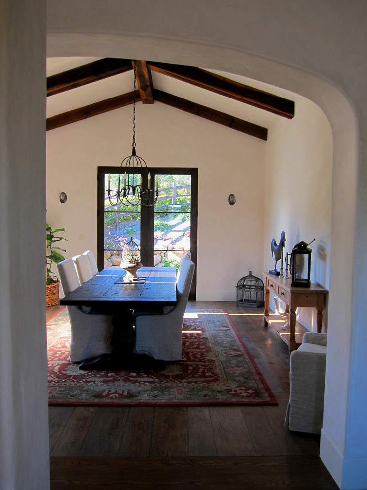 Idée de décoration pour une salle à manger ouverte sur la cuisine champêtre de taille moyenne avec un mur blanc, un sol en bois brun et un sol marron.