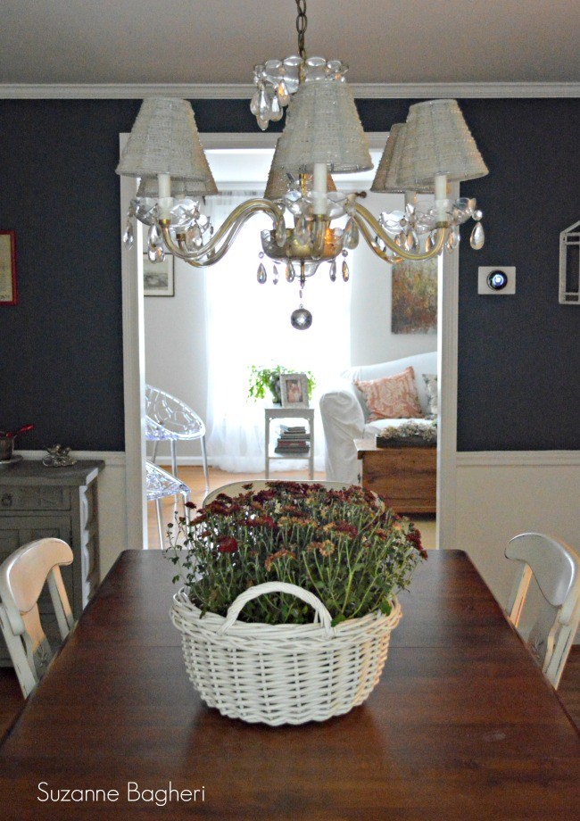 Foto di una sala da pranzo classica chiusa e di medie dimensioni con pareti blu, pavimento in legno massello medio e nessun camino