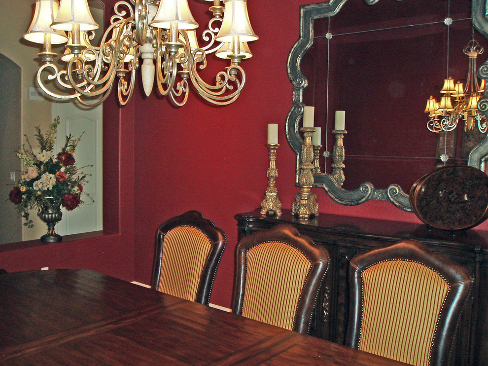 Foto di una sala da pranzo aperta verso la cucina chic di medie dimensioni con pareti rosse e pavimento in gres porcellanato