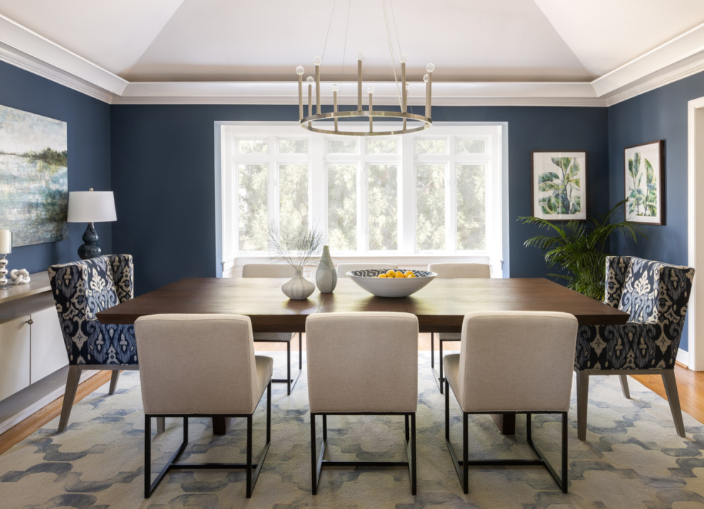 Imagen de comedor clásico renovado grande cerrado con paredes azules, suelo de madera en tonos medios y suelo marrón