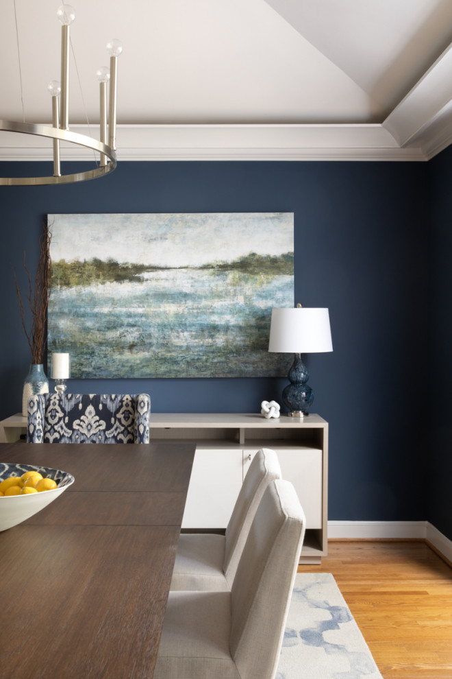Foto de comedor clásico renovado grande cerrado con paredes azules, suelo de madera en tonos medios y suelo marrón