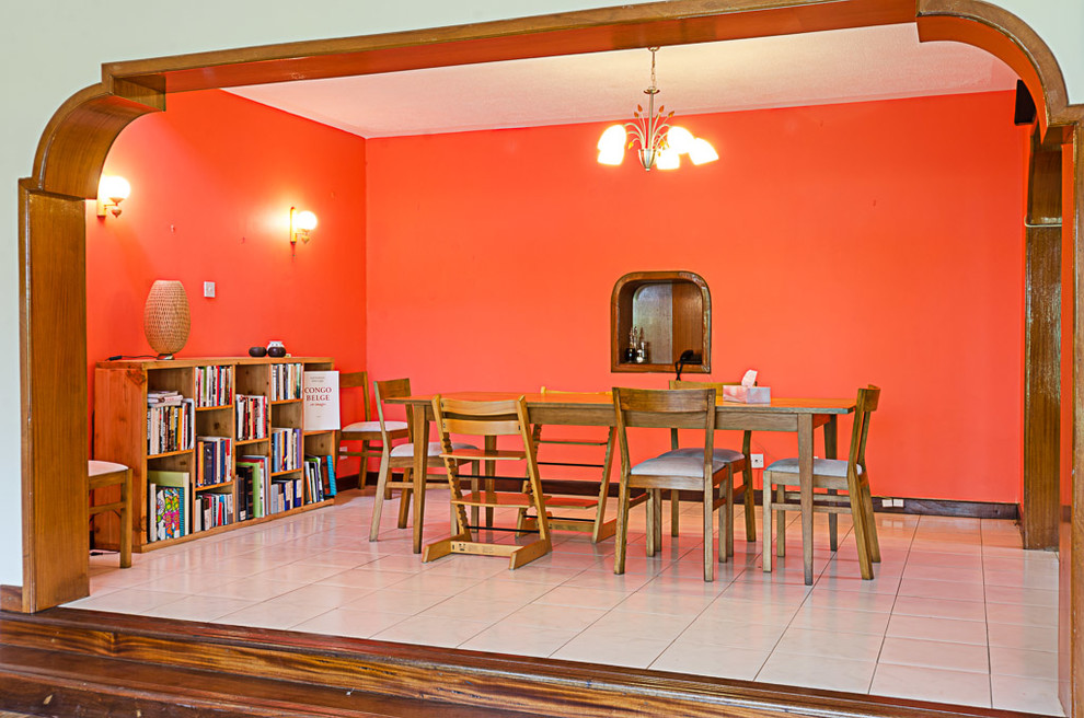 Idee per una sala da pranzo stile marino chiusa e di medie dimensioni con pareti arancioni, pavimento con piastrelle in ceramica e pavimento bianco