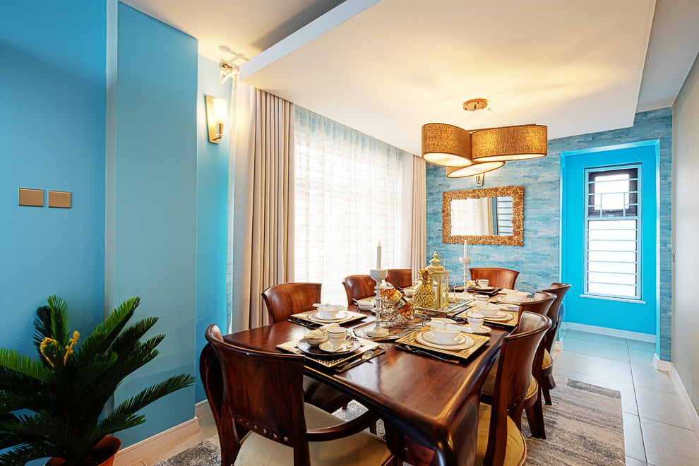Ispirazione per una grande sala da pranzo minimal chiusa con pareti blu, pavimento in laminato e pavimento grigio