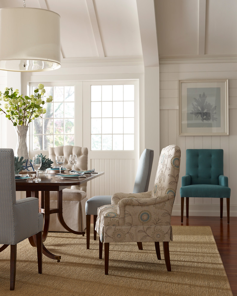 Ispirazione per una sala da pranzo stile marinaro con pareti bianche, pavimento in legno massello medio e pavimento marrone