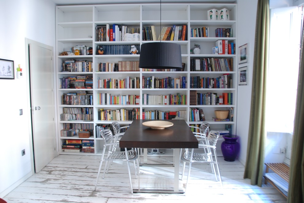 Cette photo montre une salle à manger tendance avec un mur blanc, parquet peint et un sol blanc.