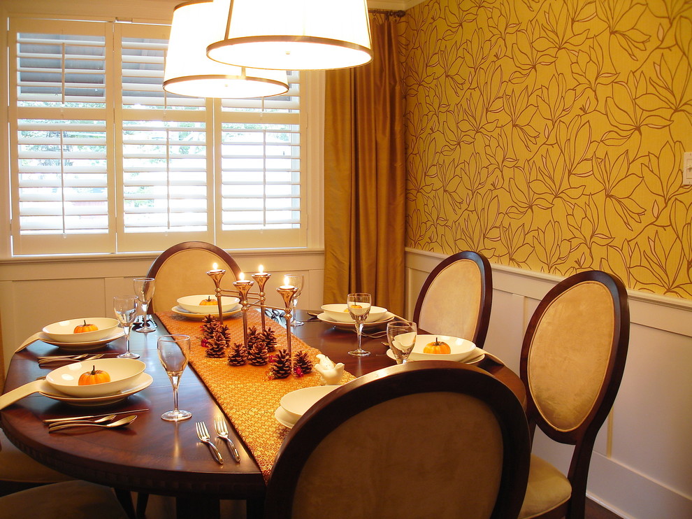 Cette image montre une rideau de salle à manger traditionnelle avec un mur jaune.