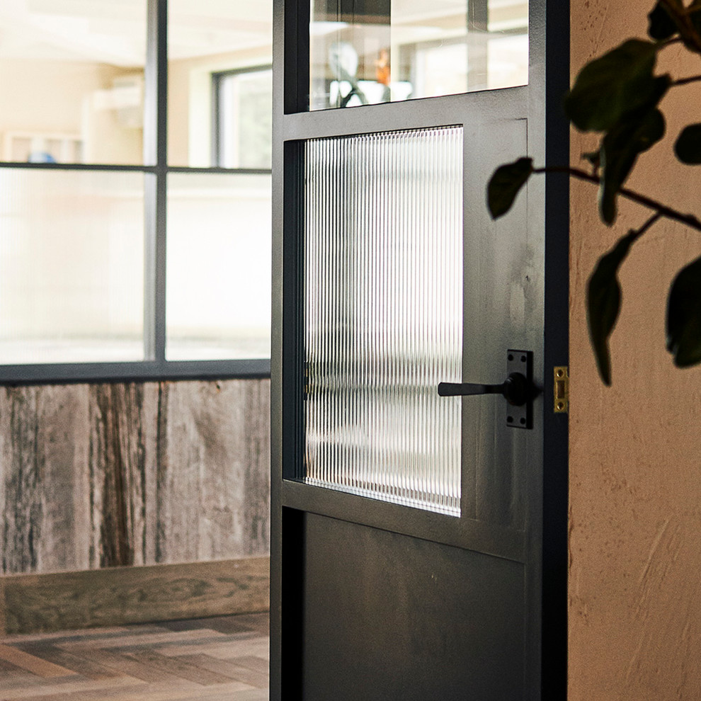 Offenes, Großes Modernes Esszimmer mit grauer Wandfarbe, braunem Holzboden und braunem Boden in Sussex