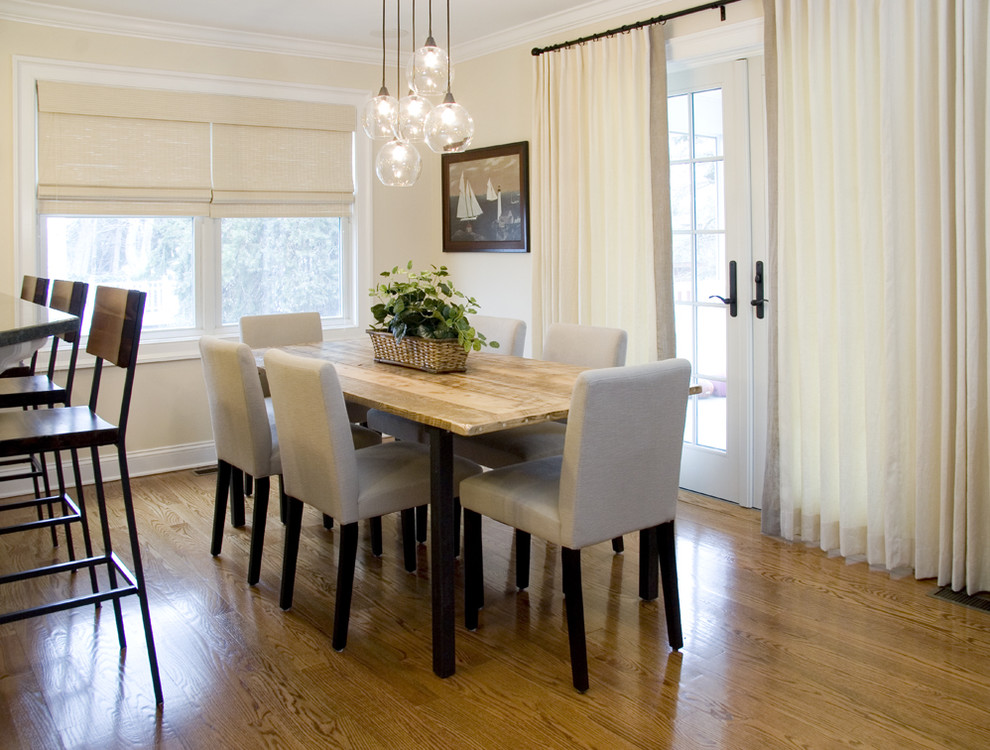 Mittelgroße Moderne Wohnküche mit braunem Holzboden und beiger Wandfarbe in Boston