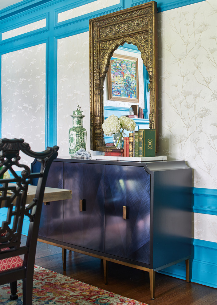 ニューヨークにある低価格の中くらいなトランジショナルスタイルのおしゃれな独立型ダイニング (青い壁、無垢フローリング、標準型暖炉、レンガの暖炉まわり、茶色い床) の写真