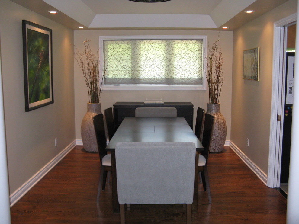 Idee per una piccola sala da pranzo classica con pareti beige e pavimento in legno massello medio