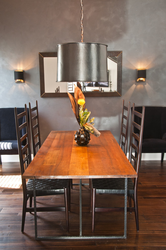 Cette image montre une salle à manger minimaliste avec un mur gris et parquet foncé.