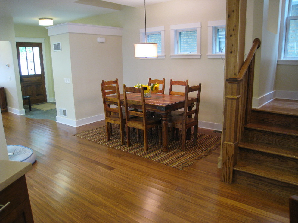 Foto di una sala da pranzo aperta verso la cucina eclettica con pareti beige e pavimento in bambù