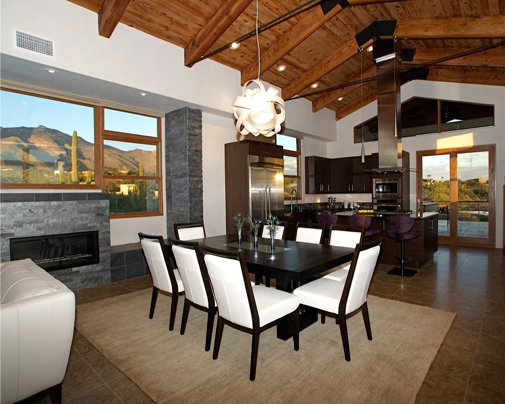 Mittelgroße Moderne Wohnküche mit grauer Wandfarbe, Keramikboden, Gaskamin und Kaminumrandung aus Stein in Phoenix