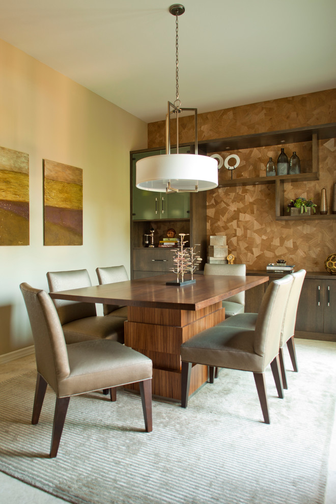 Стильный дизайн: столовая в современном стиле с бежевыми стенами - последний тренд