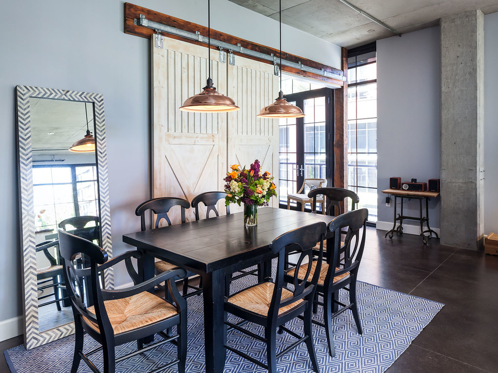 Idee per una sala da pranzo industriale con pareti blu