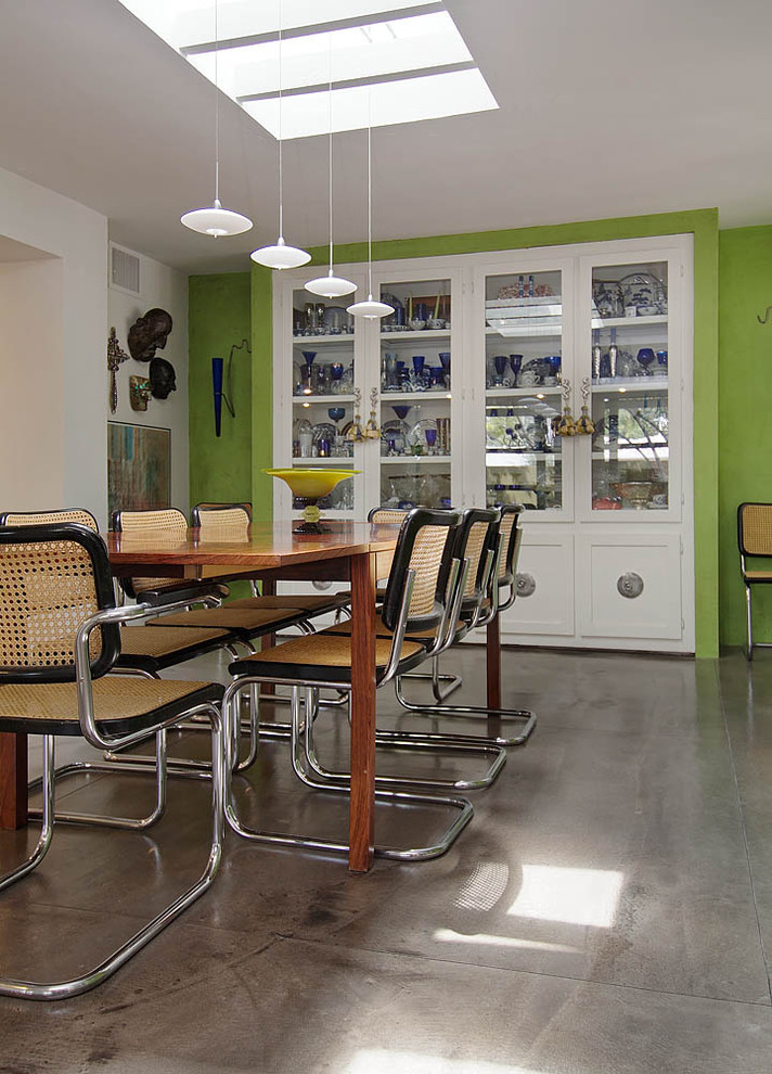 На фото: столовая в стиле модернизм с зелеными стенами с
