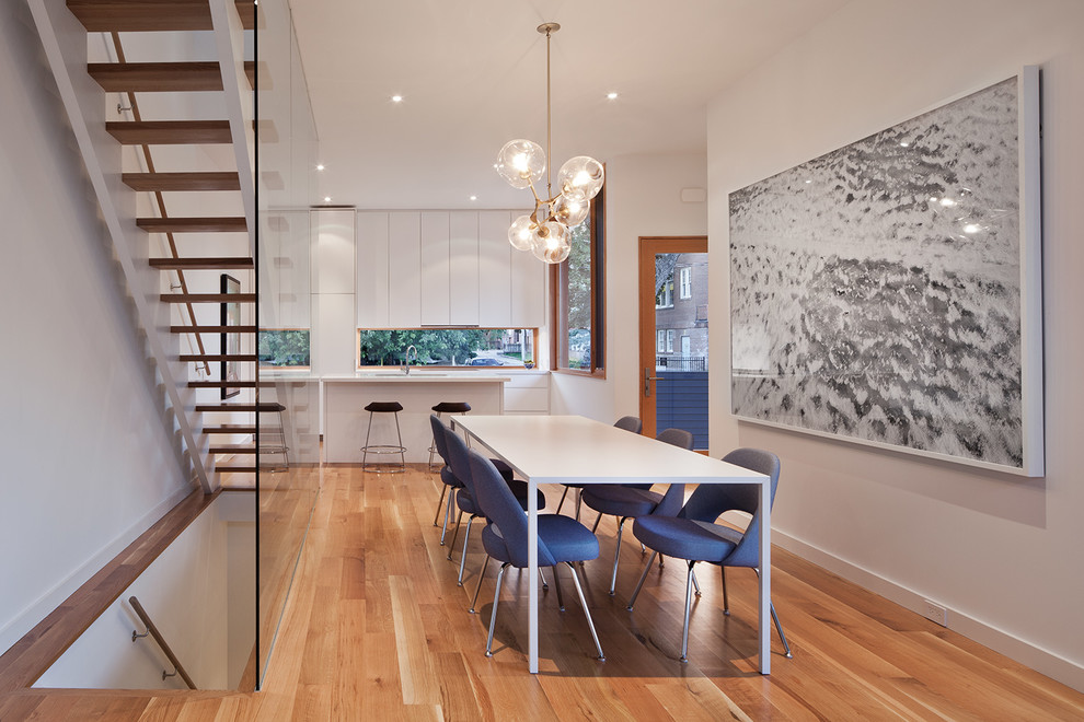 Foto de comedor contemporáneo pequeño abierto con paredes blancas y suelo de madera en tonos medios