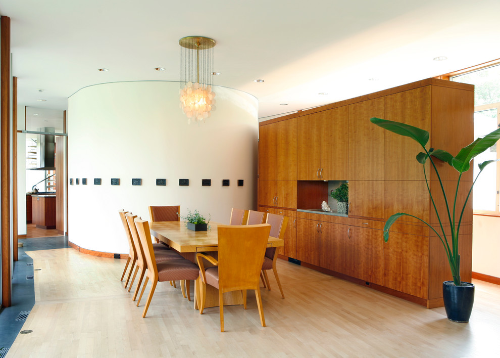 Пример оригинального дизайна: огромная кухня-столовая в стиле модернизм с белыми стенами, светлым паркетным полом и коричневым полом без камина