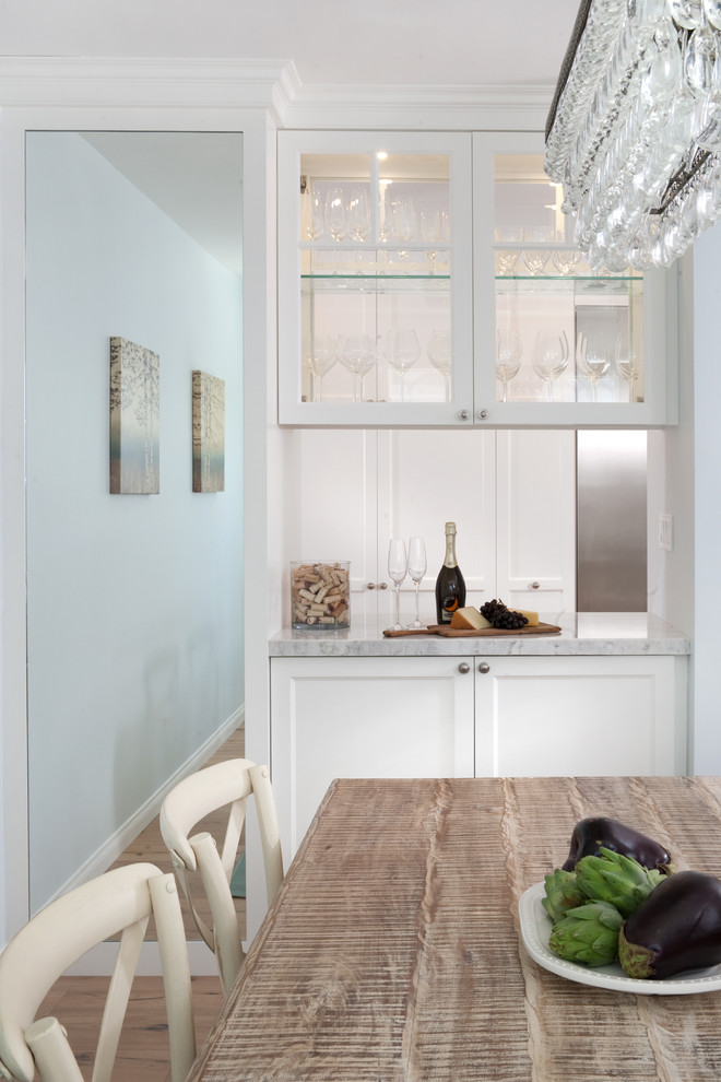 Idee per una grande sala da pranzo aperta verso la cucina stile marino con pareti blu, pavimento in legno massello medio e nessun camino
