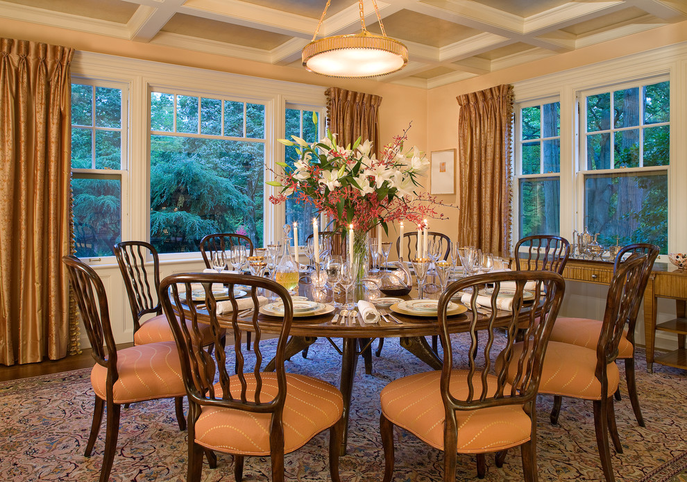 Cette image montre une grande salle à manger traditionnelle avec un mur beige, parquet foncé et un sol marron.