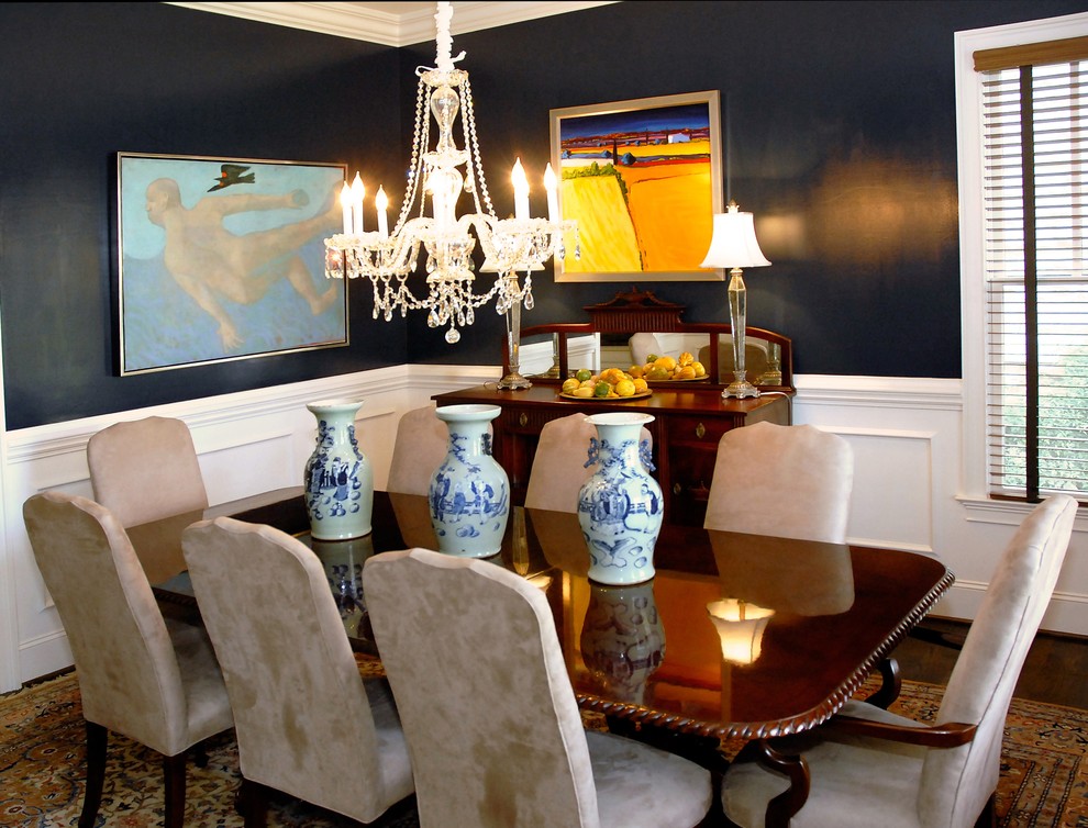 Idee per una sala da pranzo tradizionale chiusa e di medie dimensioni con pareti blu e pavimento in legno massello medio