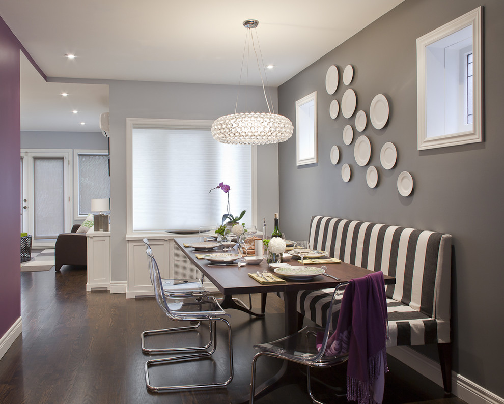 Réalisation d'une salle à manger ouverte sur le salon design avec un mur gris.