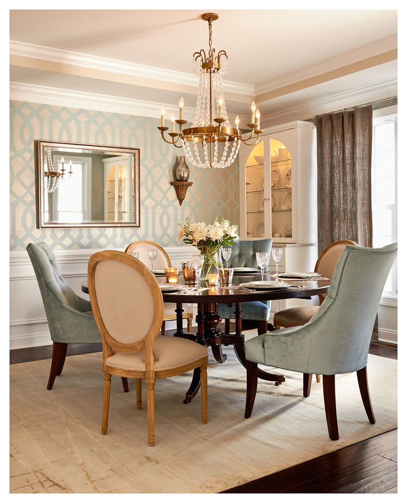 Idées déco pour une salle à manger classique de taille moyenne avec un mur bleu, parquet foncé et un sol marron.