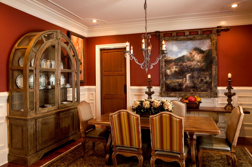 Пример оригинального дизайна: кухня-столовая в классическом стиле с красными стенами и темным паркетным полом