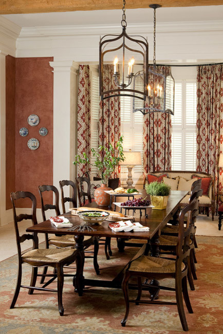 Exemple d'une salle à manger ouverte sur la cuisine chic avec un mur marron.