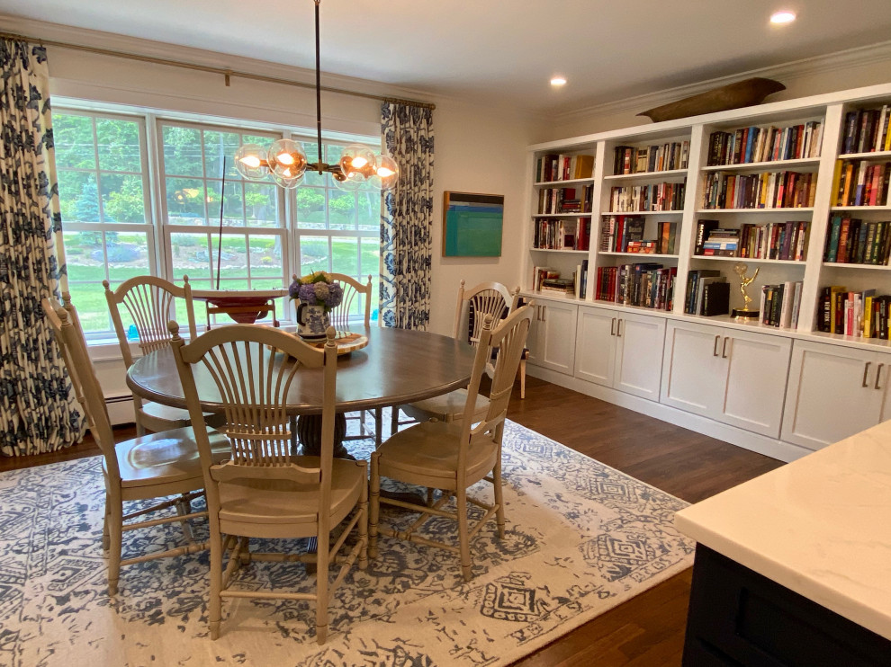 Foto di una sala da pranzo aperta verso la cucina minimal di medie dimensioni con pareti bianche, pavimento in legno massello medio, nessun camino e pavimento marrone