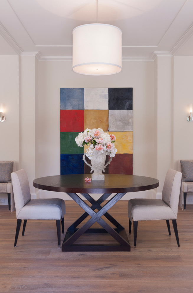 Esempio di una piccola sala da pranzo aperta verso il soggiorno contemporanea con pareti bianche e pavimento in legno massello medio
