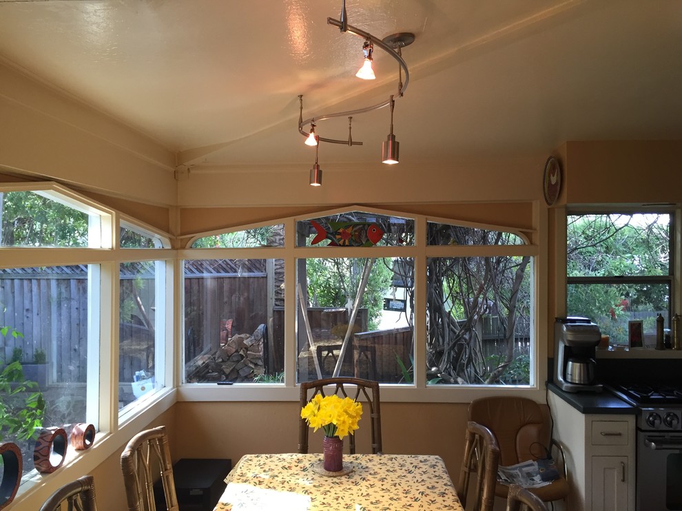 Cette photo montre une petite salle à manger ouverte sur la cuisine craftsman avec un mur beige et parquet clair.